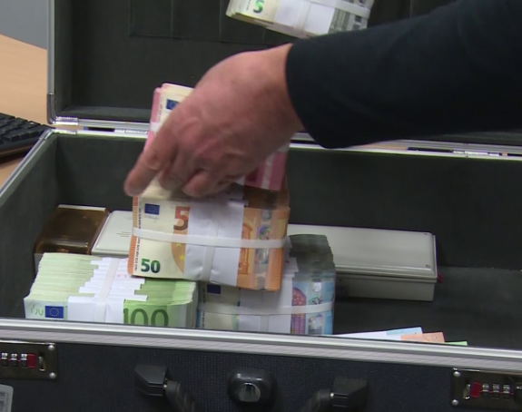 Rastu depoziti građana ali su kamate "besramno niske"