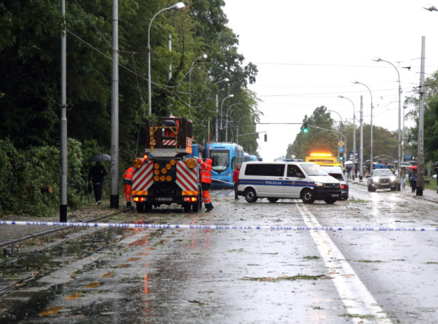 Olujno nevrijeme i jaka grmljavina pogodilo Zagreb