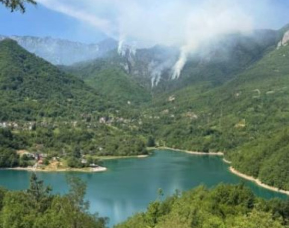 Požar u Jablanici: Angažovan i helikopter