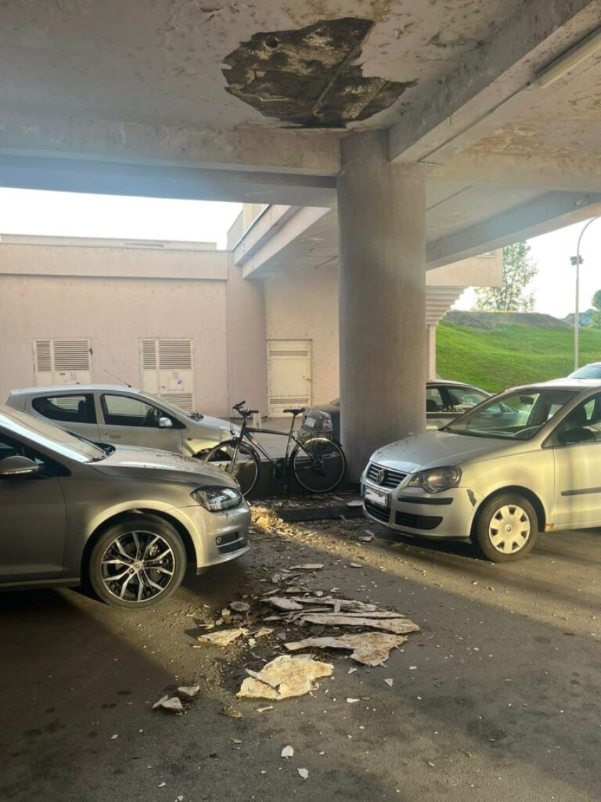 Urušio se dio plafona na parkingu UKC, oštećeno vozilo