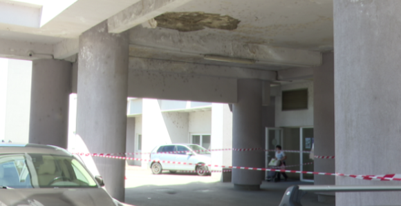 Urušio se dio plafona na parkingu UKC, oštećeno vozilo (FOTO)