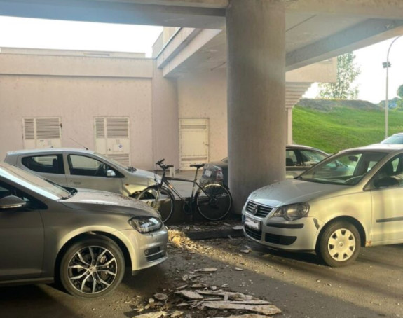 Urušio se dio plafona na parkingu UKC, oštećeno vozilo