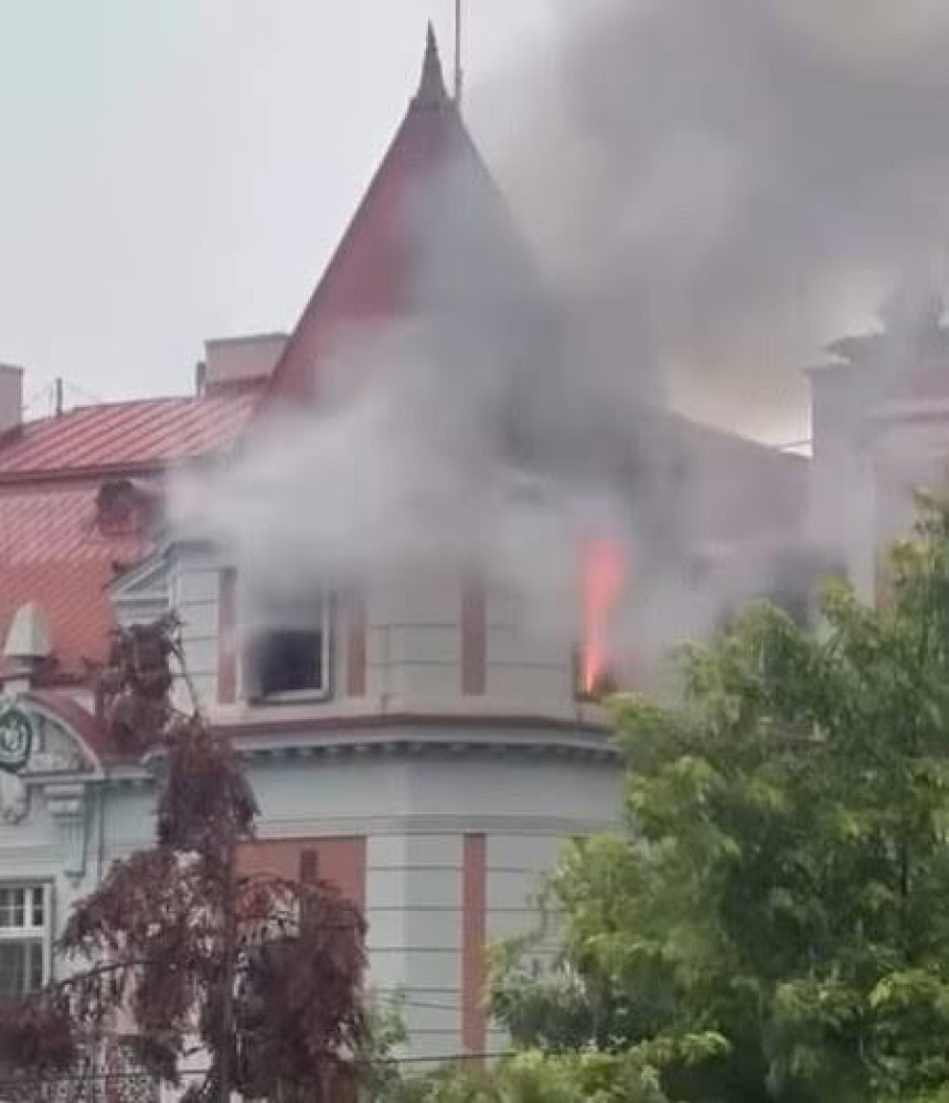 Београд: Пожар у амбасади Пакистана, ватрогасци на терену