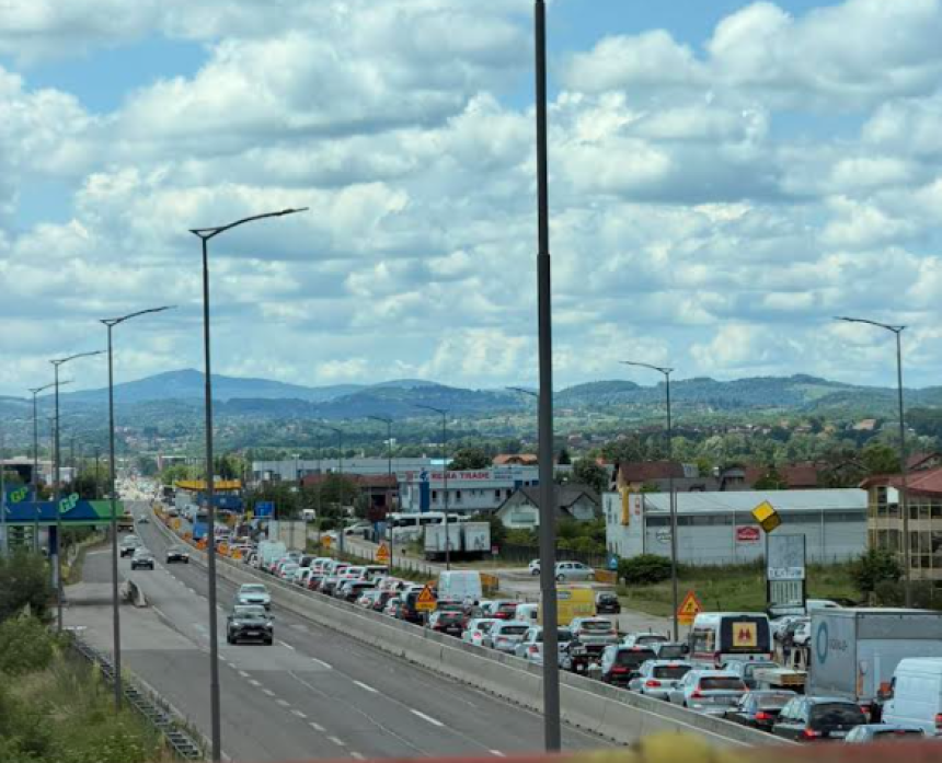 Nepregledna kolona vozila na brzoj cesti Laktaši-Banjaluka