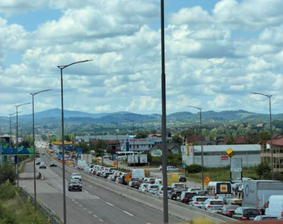 Nepregledna kolona vozila na brzoj cesti Laktaši-Banjaluka