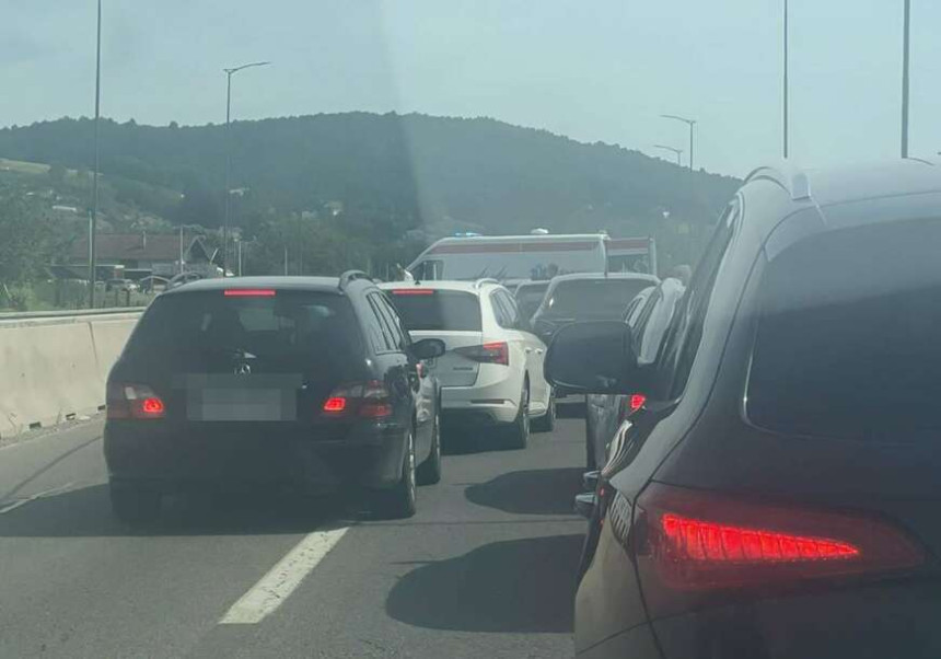 Nesreća na brzoj cesti Banjaluka-Laktaši, stvaraju se gužve