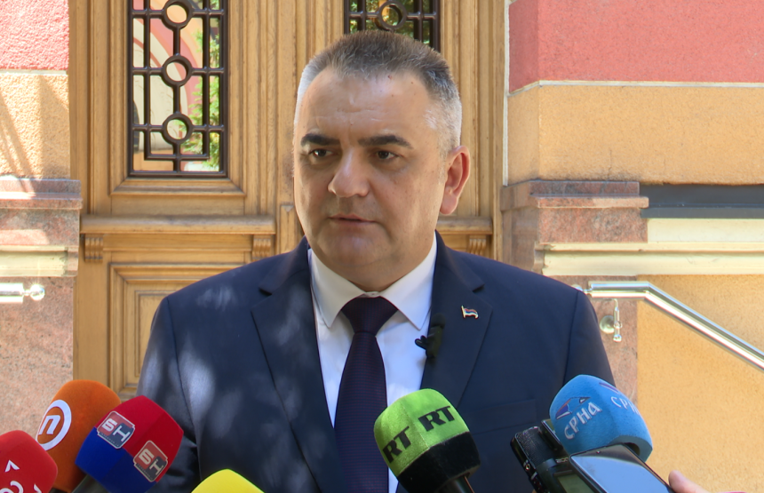 Директор Пореске управе дијели новац активистима СНСД у Бањалуци, а Минић немушто то оправдава