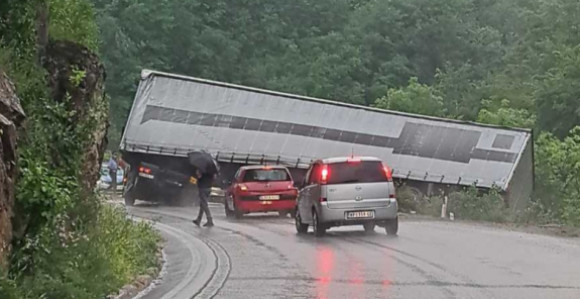 Udes u Rogatici, kamionska prikolica visi pored puta