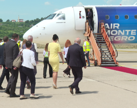 Uspostavljena avio linija između Banjaluke i Tivta