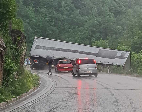 Udes u Rogatici, kamionska prikolica visi pored puta