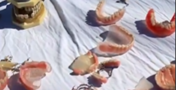 Umjesto povrća i voća, veliki izbor zuba na pijaci