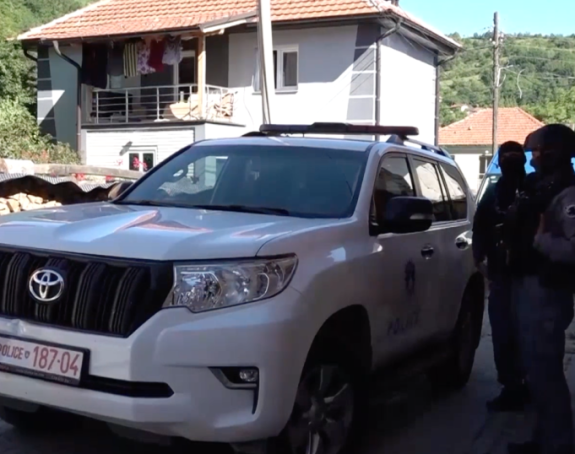 Petorica uhapšenih Srba dovedeni u sud u Prištinu