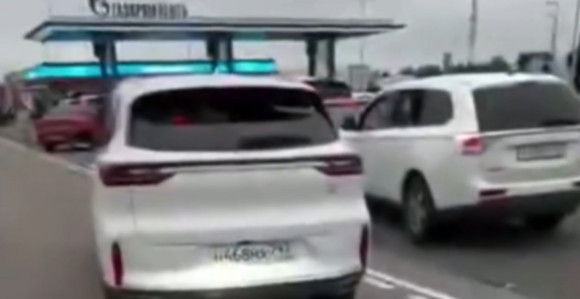 Непрегледне колоне због несташице горива у Русији (ВИДЕО)