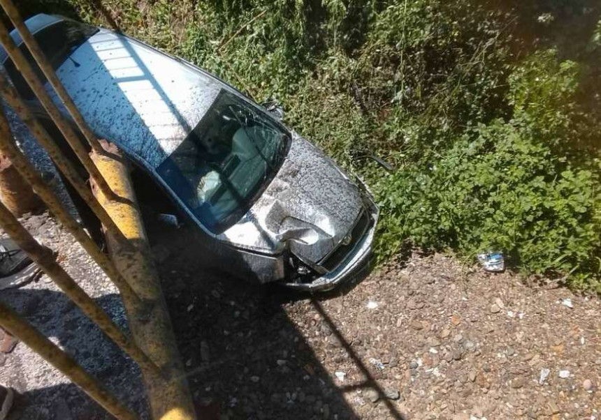 Automobil upao u kanal na putu Banjaluka-Prijedor