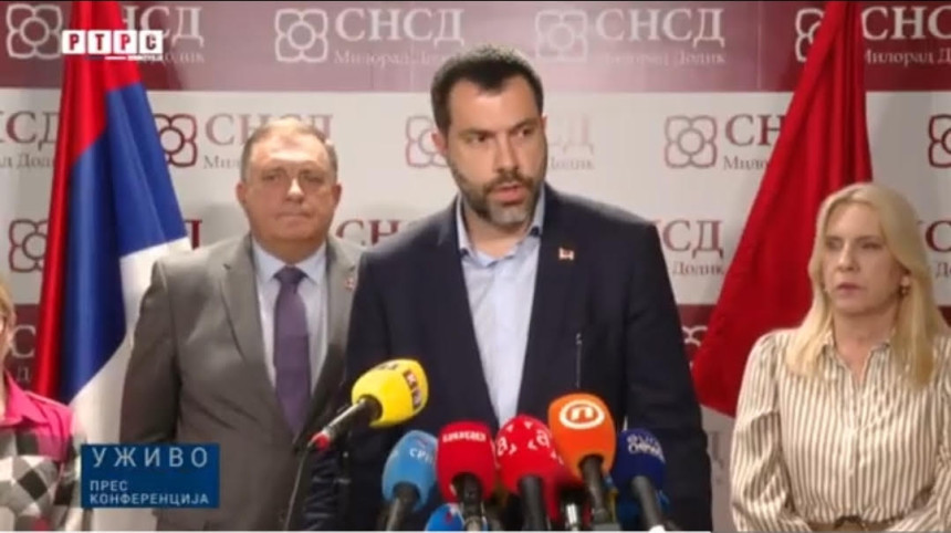 Тата и син на конференцији за новинаре о изборима