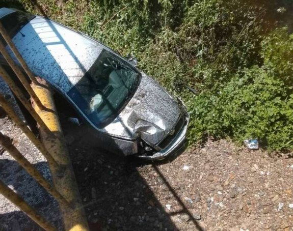 Automobil upao u kanal na putu Banjaluka-Prijedor