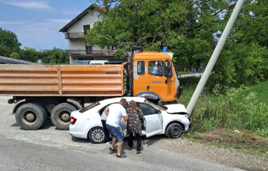 Удес у Лакташима, аутомобил ударио у бандеру