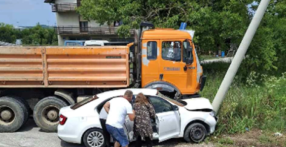 Udes u Laktašima, automobil udario u banderu