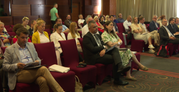 Реформа јавне управе каска, грађани и даље чекају потезе власти
