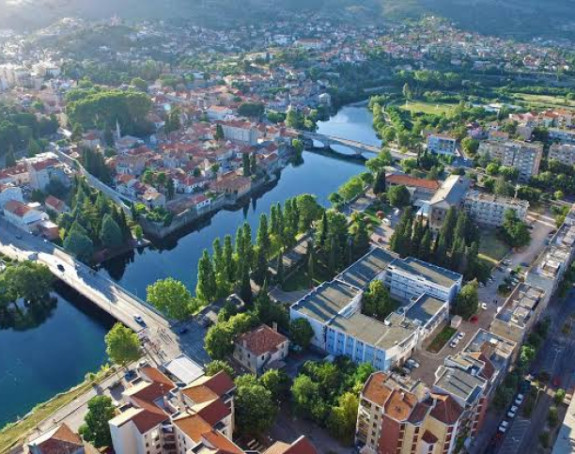Potvrđena optužnica protiv sedam osoba, prebili sugrađanina