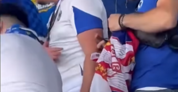 Navijači BiH na tribini napali navijača sa zastavom Srbije