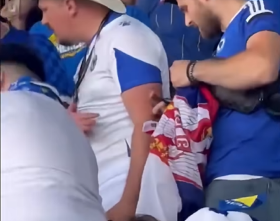 Navijači BiH na tribini napali navijača sa zastavom Srbije