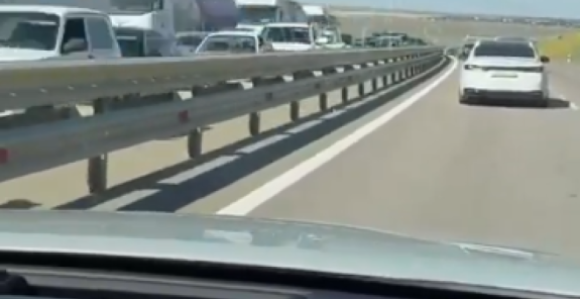 Kilometarske kolone na izlazu sa Krima, ljudi bježe (VIDEO)