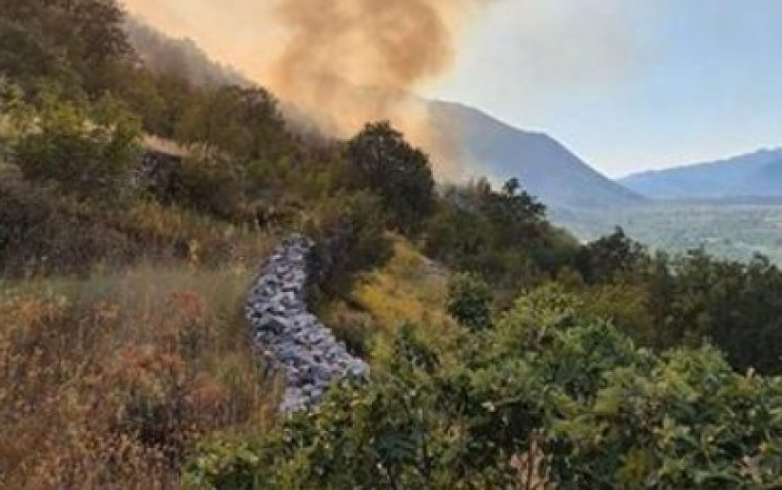 Trebinje: Vatra prijeti kućama, situacija pod kontrolom