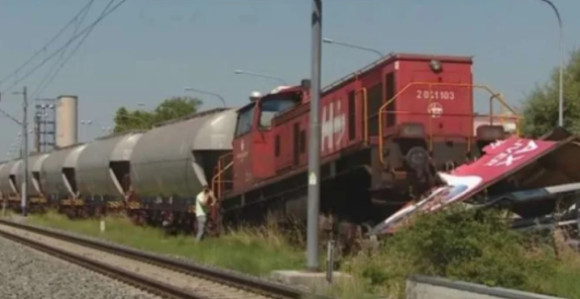Zamalo katastrofa: Voz zletio iz šina i udario u bilbord