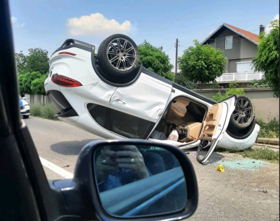 Na putu Bijeljina - Zvornik saobraćajka: Prevrnut automobil