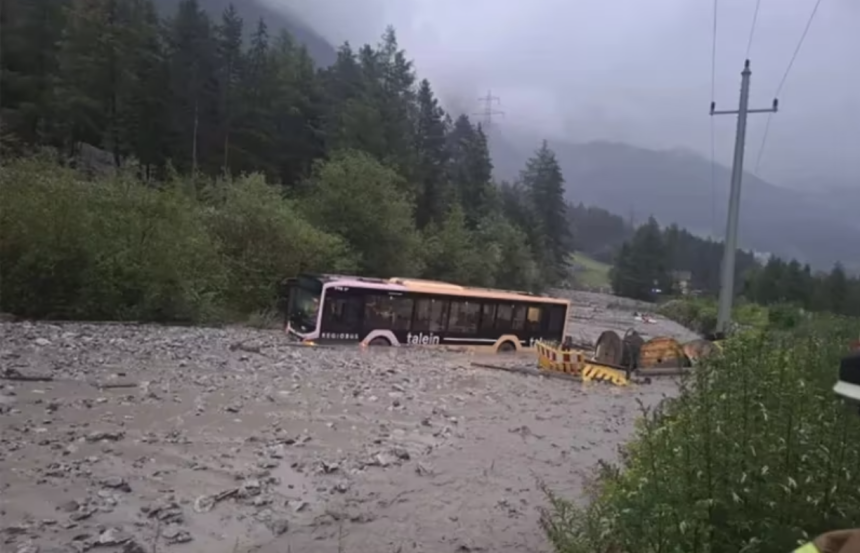 Snažno nevrijeme u Austriji: Bujica odnijela autobus