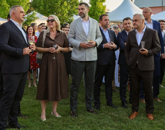 Kao u stara dobra vremena: Svi na okupu samo njega nema