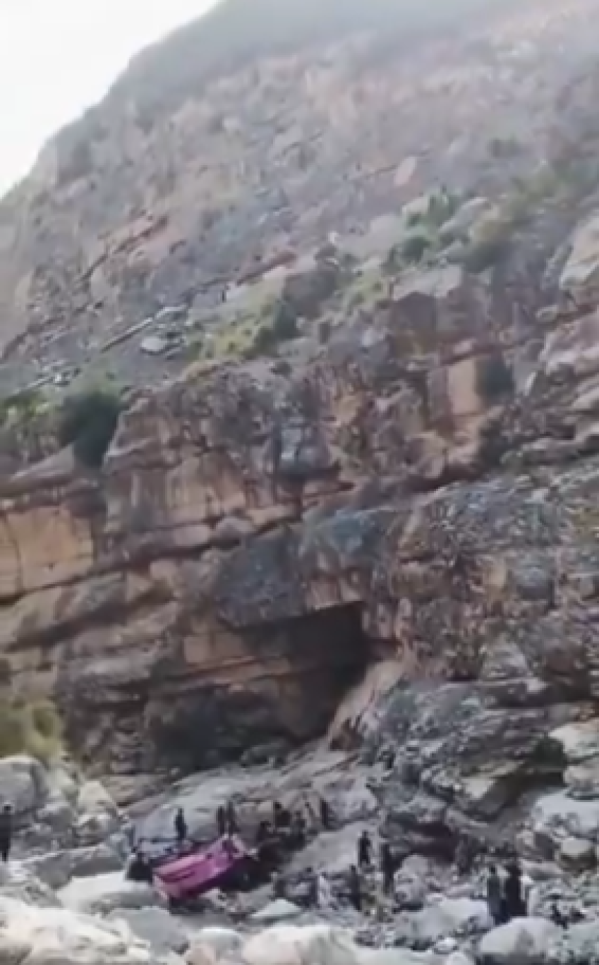 Autobus sletio u kanal, poginulo najmanje 40 ljudi
