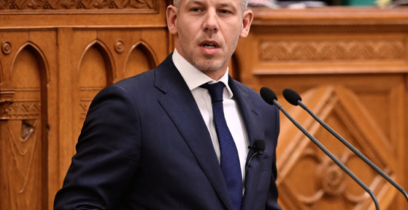 Vlada mijenja Ustav i smjenjuje predsjednika