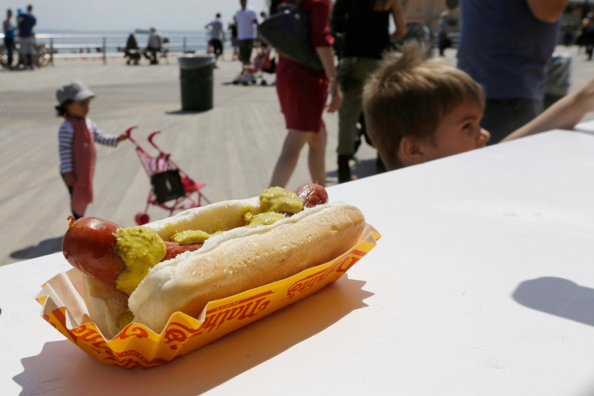 Dobar apetit: Pojeo 66 hot-dogova za 10 minuta (FOTO)