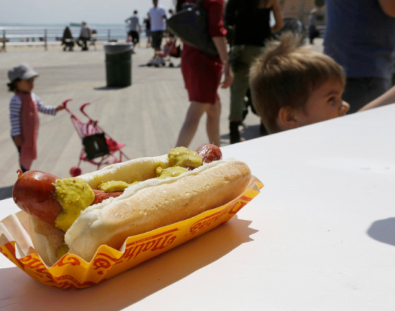 Dobar apetit: Pojeo 66 hot-dogova za 10 minuta (FOTO)