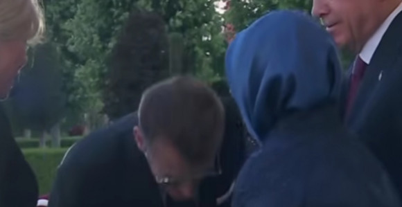Makron pokušao da poljubi ruku Emine Erdogan (VIDEO)