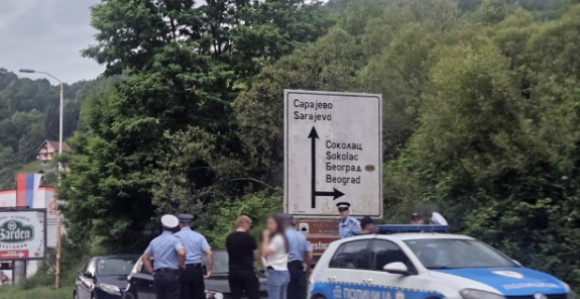Drama na Palama: Muškarac se popeo na drvo i odbija da siđe