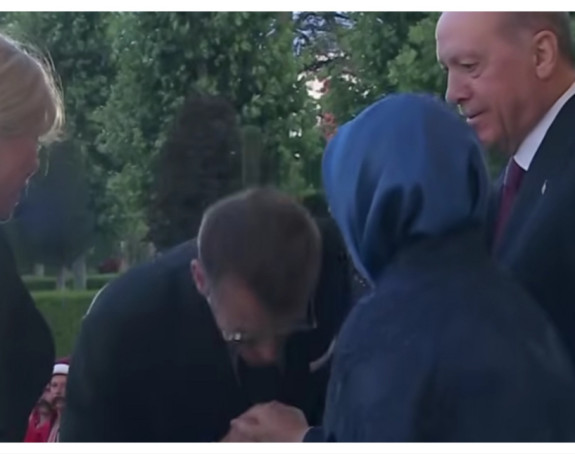 Makron pokušao da poljubi ruku Emine Erdogan (VIDEO)