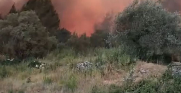 Požar na Korčuli: Zatvorena cesta - stigli kanaderi