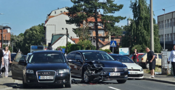 Saobraćajna nezgoda kod Doma zdravlja Bijeljina (FOTO)