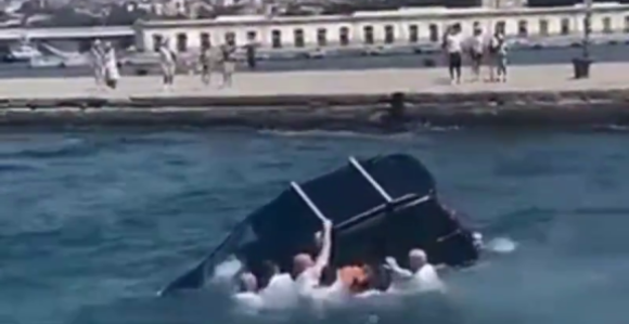 Drama: Autom uletio u more, herojski potez vojnika (VIDEO)