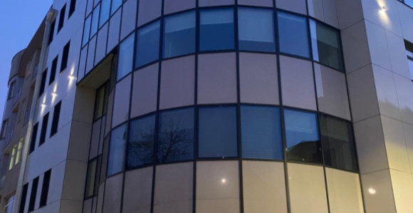 Ženi produžen pritvor još dva mjeseca, napala dva muškarca