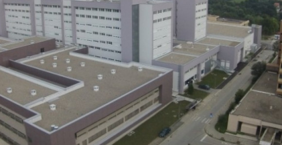 Dijete koje se gušilo u bazenu priključen na aparate