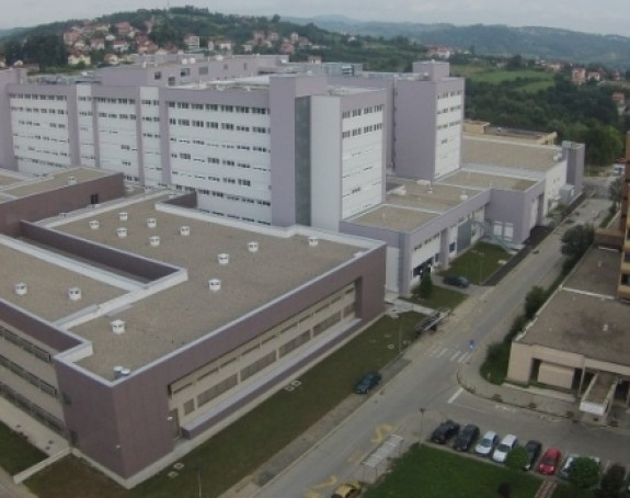 Dijete koje se gušilo u bazenu priključeno na aparate