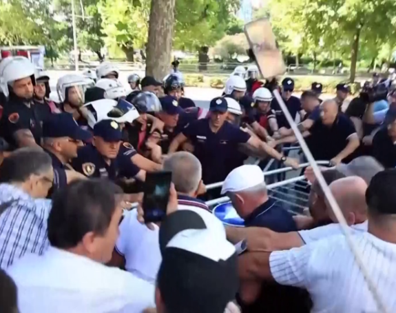 Protesti u Tirani: Sukobi, vodeni topovi i suzavac (FOTO)