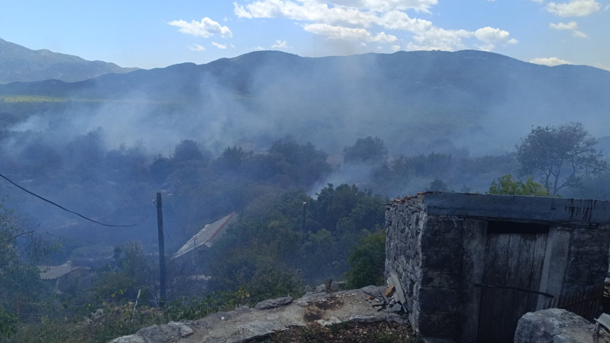 Trebinje: U Humu izbio požar, vatrogasci brane kuće (FOTO)