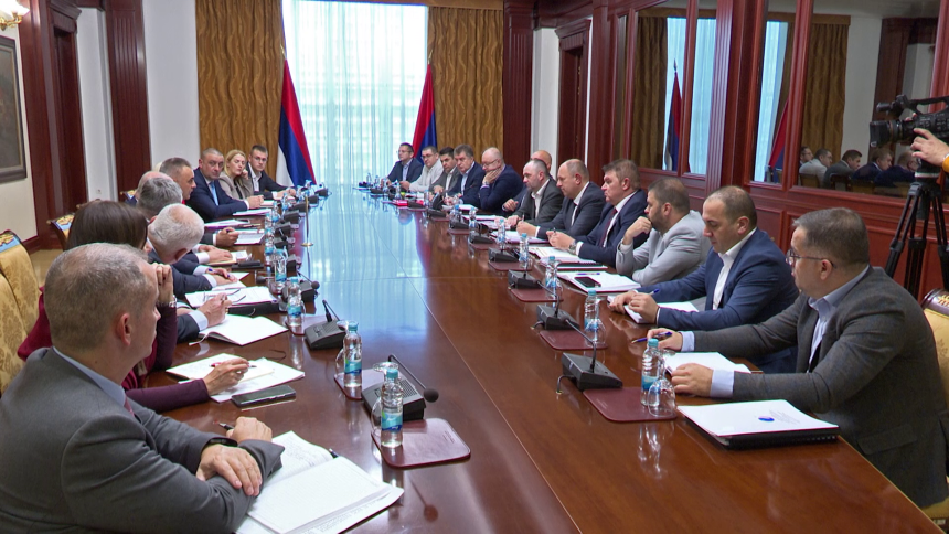 Већ виђено: Рециклажа предизборних обећања, док јавна предузећа тону све дубље