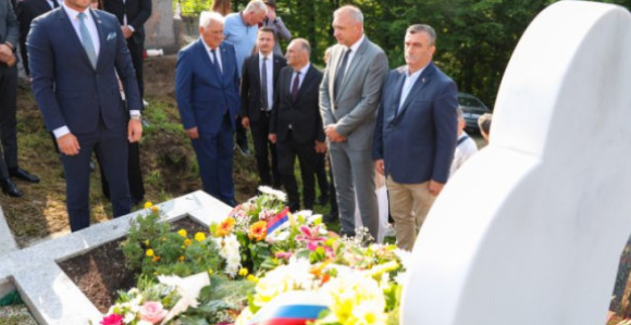 Stanivuković položio vijenac na grob Slobodana Stojanovića