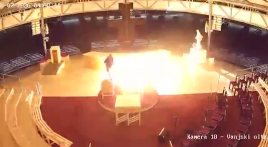 Kamera snimila muškarca kako pali oltar crkve (VIDEO)